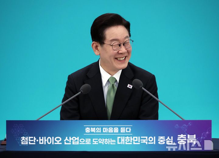 [청주=뉴시스] 고범준 기자 = 이재명 대통령이 13일 충북 청주오스코에서 열린 '충북의 마음을 듣다' 타운홀미팅에서 발언하고 있다. (청와대통신사진기자단) 2026.03.13. bjko@newsis.com