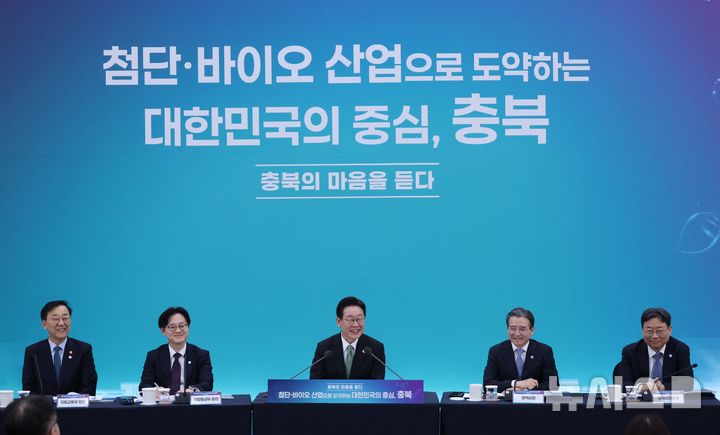 [청주=뉴시스] 고범준 기자 = 이재명 대통령이 13일 충북 청주오스코에서 열린 '충북의 마음을 듣다' 타운홀미팅에서 발언하고 있다. (청와대통신사진기자단) 2026.03.13. bjko@newsis.com