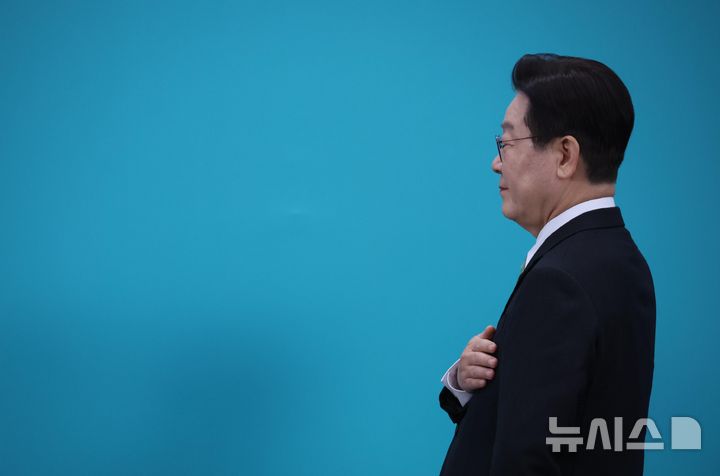 [청주=뉴시스] 고범준 기자 = 이재명 대통령이 지난 13일 충북 청주오스코에서 열린 '충북의 마음을 듣다' 타운홀미팅에서 국민의례를 하고 있다. (청와대통신사진기자단) 2026.03.13. bjko@newsis.com