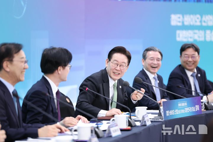 [청주=뉴시스] 고범준 기자 = 이재명 대통령이 13일 충북 청주오스코에서 열린 '충북의 마음을 듣다' 타운홀미팅에서 발언하고 있다. (청와대통신사진기자단) 2026.03.13. bjko@newsis.com