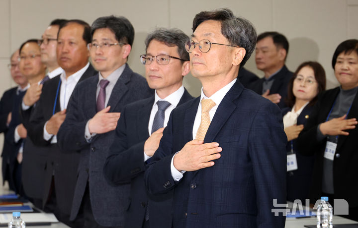 [세종=뉴시스] 강종민 기자 = 정일연 국민권익위원장이 13일 세종시 정부세종청사에서 열린 특이민원 시민상담관 위촉식에서 국민의례를 하고 있다. 2026.03.13. ppkjm@newsis.com