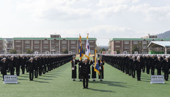 [서울=뉴시스] 13일 경남 창원시 진해구 해군교육사령부 기초군사교육단 연병장에서 열린 '해군병 722기 수료식'에서 수료생들이 경례를 하고 있다. (사진=해군교육사령부 제공) 2026.03.13. photo@newsis.com *재판매 및 DB 금지