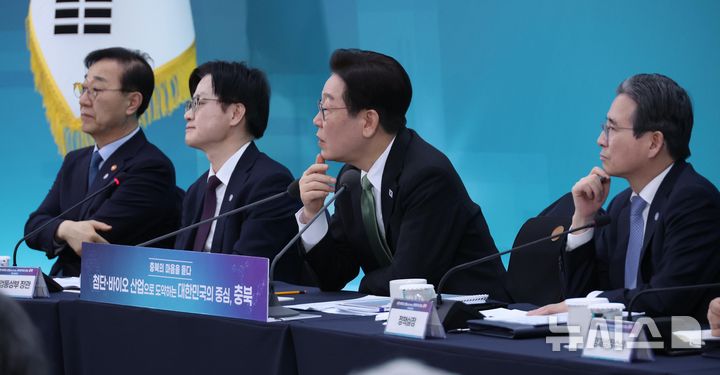 [청주=뉴시스] 고범준 기자 = 이재명 대통령이 13일 충북 청주오스코에서 열린 '충북의 마음을 듣다' 타운홀미팅에서 발언하고 있다. (청와대통신사진기자단) 2026.03.13. bjko@newsis.com