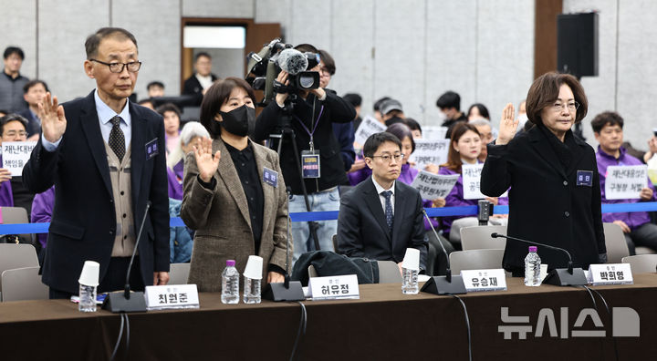 [서울=뉴시스] 권창회 기자 = 박희영 용산구청장을 비롯한 구청 관계자들이 13일 서울 중구 은행회관에서 열린 10·29 이태원참사 진상규명 청문회에 출석해 증인 선서를 하고 있다. (공동취재) 2026.03.13. kch0523@newsis.com