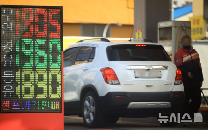 [제주=뉴시스] 우장호 기자 = 석유 최고가격제 시행 첫날인 13일 제주 시내 한 주유소 가격 안내판에 유가 정보가 게시되고 있다.공정거래위원회가 일부 지역 주유소의 담합 의심 정황을 포착하고 현장 조사에 착수했다. 공정위는 지방사무소를 총동원해 '주유소 가격 대응반'을 구성하고 전국 주유소 가격 동향을 집중 모니터링하고 있다. 2026.03.13. woo1223@newsis.com