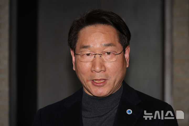 [서울=뉴시스] 김금보 기자 = 유정복 인천시장이 13일 오후 서울 여의도 국민의힘 중앙당사에서 오세훈 서울시장 공천 미신청, 이정현 공천관리위원장 사퇴 의사 발표 등 당내 현안 관련 기자회견을 하고 있다. 2026.03.13. kgb@newsis.com