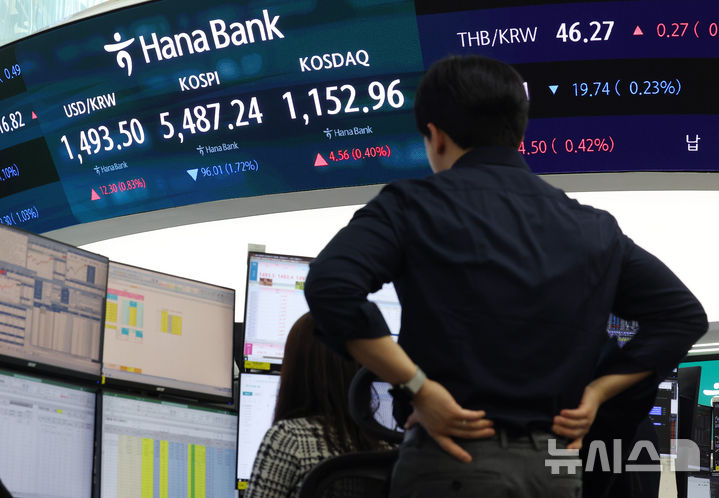 [서울=뉴시스] 김진아 기자 = 유가 급등 여파에 코스피가 하락한 지난 13일 서울 중구 하나은행 딜링룸에서 딜러들이 업무를 보고 있다. 2026.03.13. bluesoda@newsis.com