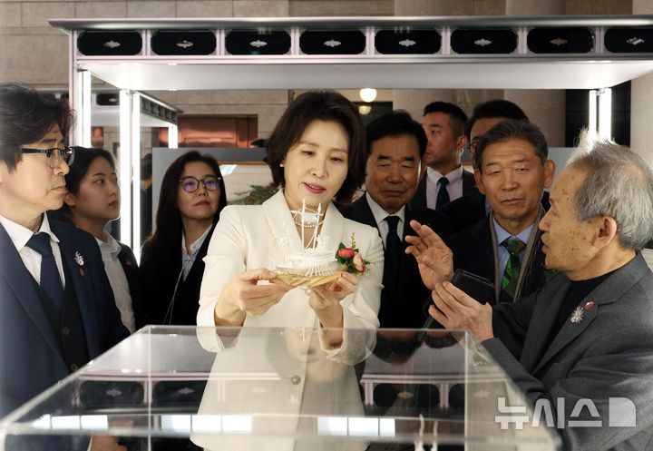 [서울=뉴시스] 고범준 기자 = 김혜경 여사가 13일 서울 중구 문화역서울284에서 열린 2026 정부조달 문화상품 특별전 '한국본색(韓國本色)'을 관람하고 있다. 2026.03.13. bjko@newsis.com