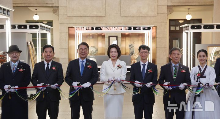 [서울=뉴시스] 고범준 기자 = 김혜경 여사가 13일 서울 중구 문화역서울284에서 열린 2026 정부조달 문화상품 특별전 '한국본색(韓國本色)' 개막식에서 테이프 커팅을 하고 있다. 2026.03.13. bjko@newsis.com
