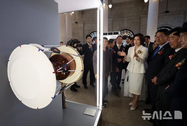 [서울=뉴시스] 고범준 기자 = 김혜경 여사가 13일 서울 중구 문화역서울284에서 열린 2026 정부조달 문화상품 특별전 '한국본색(韓國本色)'을 관람하고 있다. 2026.03.13. bjko@newsis.com