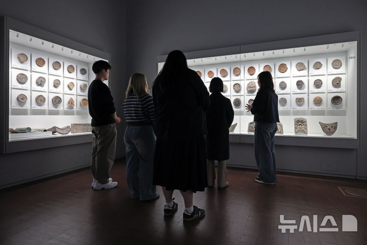 [서울=뉴시스] 박진희 기자 = 국립중앙박물관 2026년 상반기 청년멘토에 지원한 청년들이 13일 서울 용산구 국립중앙박물관에서 교육평가를 받고 있다. 청년멘토는 초·중·고 학생 관람객들을 안내하며, 유물에 대한 해설 서비스를 제공하는 역할을 맡고 있다. 2026.03.13. pak7130@newsis.com