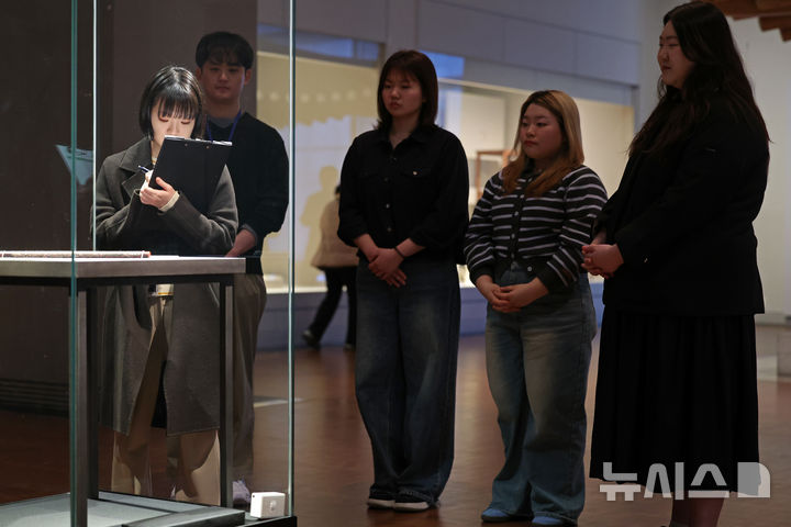 [서울=뉴시스] 박진희 기자 = 국립중앙박물관 2026년 상반기 청년멘토에 지원한 청년들이 13일 서울 용산구 국립중앙박물관에서 김현지 전문해설사에게 교육평가를 받고 있다. 청년멘토는 초·중·고 학생 관람객들을 안내하며, 유물에 대한 해설 서비스를 제공하는 역할을 맡고 있다. 2026.03.13. pak7130@newsis.com