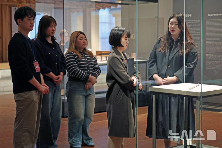 [서울=뉴시스] 박진희 기자 = 국립중앙박물관 2026년 상반기 청년멘토에 지원한 박연우씨가 13일 서울 용산구 국립중앙박물관에서 교육평가를 받고 있다. 청년멘토는 초·중·고 학생 관람객들을 안내하며, 유물에 대한 해설 서비스를 제공하는 역할을 맡고 있다. 2026.03.13. pak7130@newsis.com