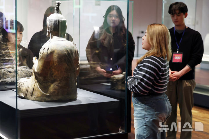 [서울=뉴시스] 박진희 기자 = 국립중앙박물관 2026년 상반기 청년멘토에 지원한 정회윤씨가 13일 서울 용산구 국립중앙박물관에서 교육평가를 받고 있다. 청년멘토는 초·중·고 학생 관람객들을 안내하며, 유물에 대한 해설 서비스를 제공하는 역할을 맡고 있다. 2026.03.13. pak7130@newsis.com