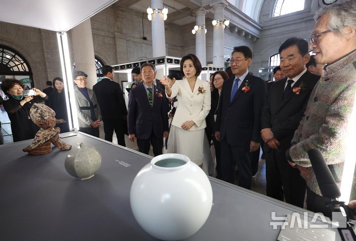 [서울=뉴시스] 고범준 기자 = 김혜경 여사가 13일 서울 중구 문화역서울284에서 열린 2026 정부조달 문화상품 특별전 '한국본색(韓國本色)'을 관람하고 있다. 2026.03.13. bjko@newsis.com