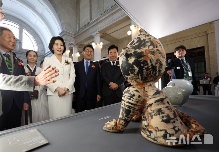 [서울=뉴시스] 고범준 기자 = 김혜경 여사가 13일 서울 중구 문화역서울284에서 열린 2026 정부조달 문화상품 특별전 '한국본색(韓國本色)'을 관람하고 있다. 2026.03.13. bjko@newsis.com