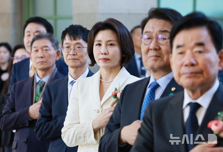 [서울=뉴시스] 고범준 기자 = 김혜경 여사가 13일 서울 중구 문화역서울284에서 열린 2026 정부조달 문화상품 특별전 '한국본색(韓國本色)' 개막식에서 국민의례를 하고 있다. 2026.03.13. bjko@newsis.com
