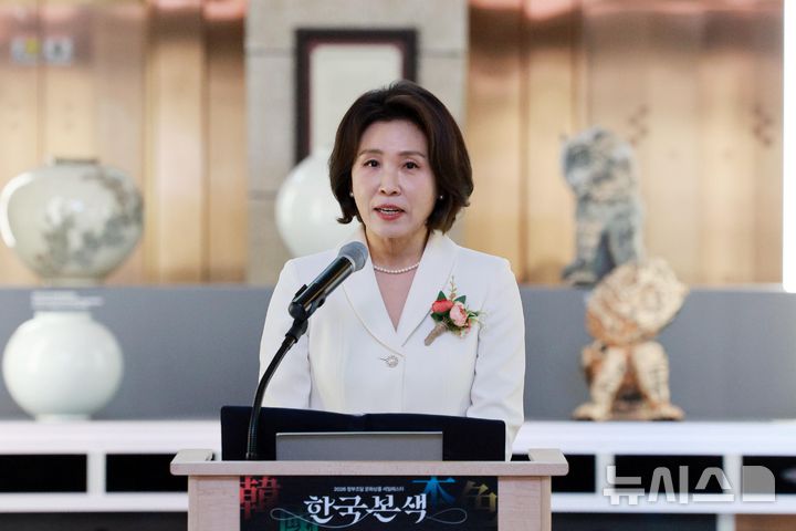 [서울=뉴시스] 고범준 기자 = 김혜경 여사가 13일 서울 중구 문화역서울284에서 열린 2026 정부조달 문화상품 특별전 '한국본색(韓國本色)' 개막식에서 축사하고 있다. 2026.03.13. bjko@newsis.com