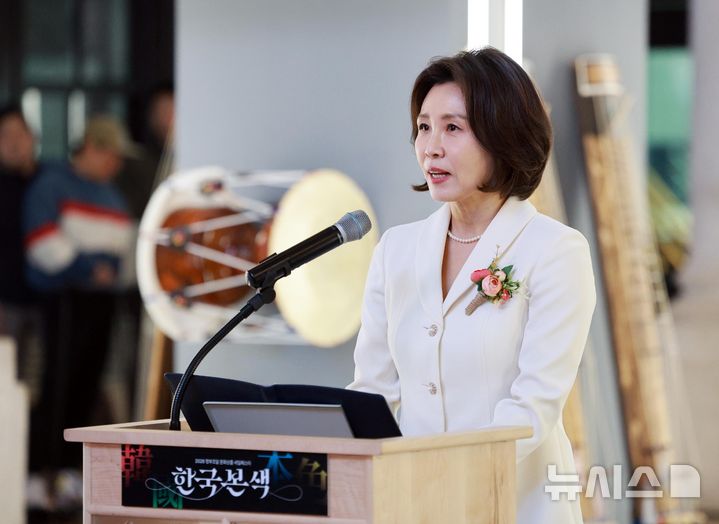 [서울=뉴시스] 고범준 기자 = 김혜경 여사가 13일 서울 중구 문화역서울284에서 열린 2026 정부조달 문화상품 특별전 '한국본색(韓國本色)' 개막식에서 축사하고 있다. 2026.03.13. bjko@newsis.com