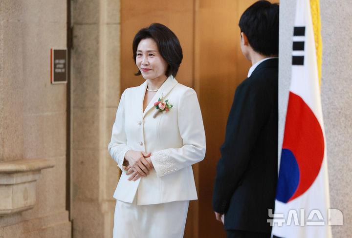 [서울=뉴시스] 고범준 기자 = 김혜경 여사가 13일 서울 중구 문화역서울284에서 열린 2026 정부조달 문화상품 특별전 '한국본색(韓國本色)' 개막식에 입장하고 있다. 2026.03.13. bjko@newsis.com