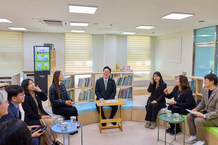 [서울=뉴시스] 고범준 기자 = 이재명 대통령이 13일 충북 청주 소재 공립 발달장애 특수학교 이은학교를 방문해 학교 관계자 및 학부모들과 간담회를 하고 있다. (사진=청와대 제공) 2026.03.13. photo@newsis.com *재판매 및 DB 금지