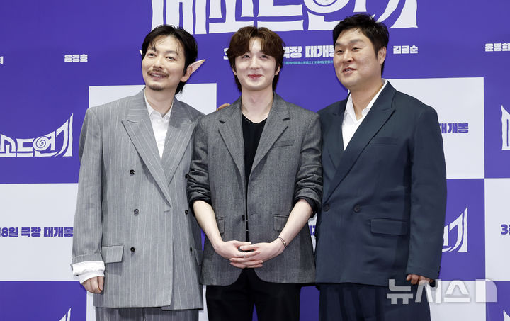 [서울=뉴시스] 김혜진 기자 = 배우 이동휘(왼쪽부터), 강찬희, 윤경호가 13일 오후 서울 강남구 메가박스 코엑스에서 열린 영화 '메소드 연기'(감독 이기혁) 언론시사회에서 포즈를 취하고 있다. 2026.03.13. jini@newsis.com