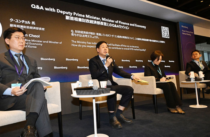 [서울=뉴시스] 황준선 기자 = 제10차 한-일 재무장관회의 참석차 일본 도쿄를 방문 중인 구윤철 부총리 겸 재정경제부 장관이 13일(현지시간) 블룸버그 도쿄지국에서 열린 일본 소재 글로벌 투자기관 대상 '한국경제 투자설명회'에서 참석자 질문에 답변하고 있다. (사진=재정경제부 제공) 2026.03.13. photo@newsis.com *재판매 및 DB 금지