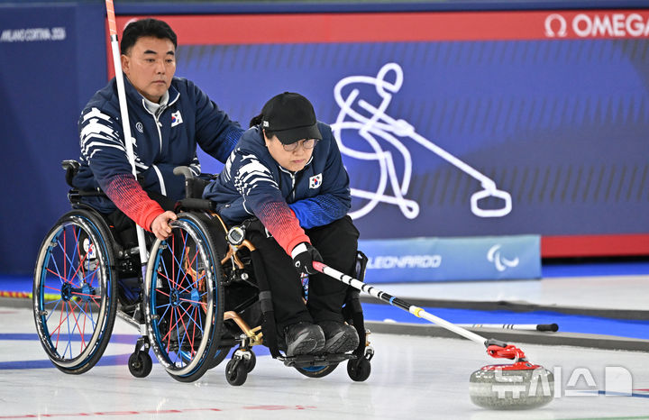 [코르티나담페초=뉴시스] 사진공동취재단 = 휠체어컬링 방민자가 13일(현지시간) 이탈리아 코르티나담페초 컬링 올림픽 스타디움에서 열린 2026 밀라노 코르티나 패럴림픽 휠체어컬링 혼성 4인조 캐나다와의 준결승전에서 스톤을 힘차게 밀고 있다. 2026.03.13. photo@newsis.com