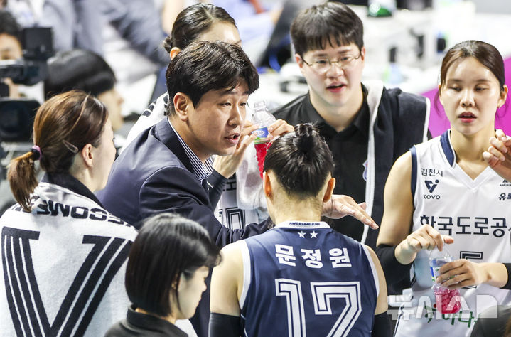 [인천=뉴시스] 정병혁 기자 = 13일 인천 부평구 인천삼산월드체육관에서 열린 2025-2026 프로배구 V리그 여자부 흥국생명과 한국도로공사의 경기, 한국도로공사 김종민 감독이 지시를 내리고 있다. 2026.03.13. jhope@newsis.com