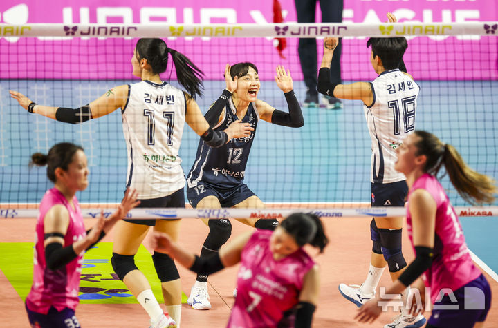 [인천=뉴시스] 정병혁 기자 = 13일 인천 부평구 인천삼산월드체육관에서 열린 2025-2026 프로배구 V리그 여자부 흥국생명과 한국도로공사의 경기, 한국도로공사 문정원과 김세인이 득점에 성공하자 기뻐하고 있다. 2026.03.13. jhope@newsis.com