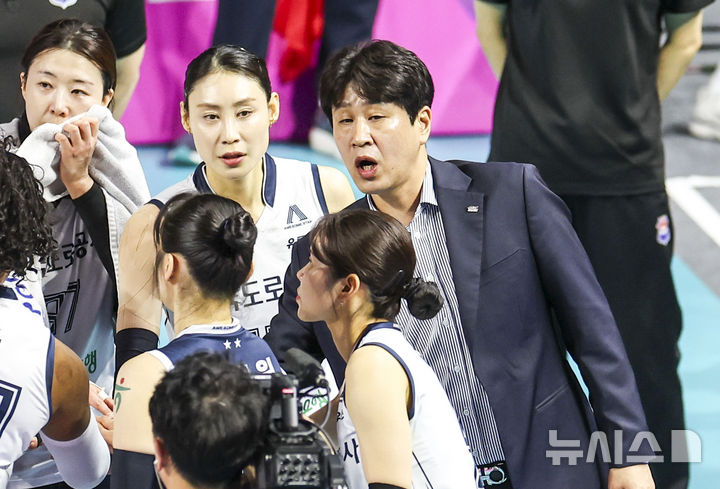 [인천=뉴시스] 정병혁 기자 = 13일 인천 부평구 인천삼산월드체육관에서 열린 2025-2026 프로배구 V리그 여자부 흥국생명과 한국도로공사의 경기, 한국도로공사 김종민 감독이 지시를 내리고 있다. 2026.03.13. jhope@newsis.com