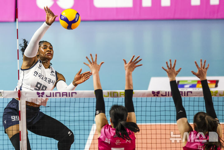 [인천=뉴시스] 정병혁 기자 = 13일 인천 부평구 인천삼산월드체육관에서 열린 2025-2026 프로배구 V리그 여자부 흥국생명과 한국도로공사의 경기, 한국도로공사 모마가 공격하고 있다. 2026.03.13. jhope@newsis.com