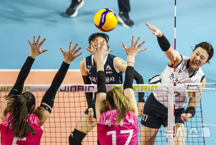[인천=뉴시스] 정병혁 기자 = 13일 인천 부평구 인천삼산월드체육관에서 열린 2025-2026 프로배구 V리그 여자부 흥국생명과 한국도로공사의 경기, 한국도로공사 강소휘가 공격을 하고 있다. 2026.03.13. jhope@newsis.com