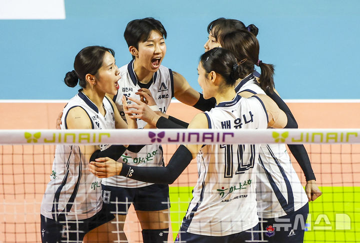 [인천=뉴시스] 정병혁 기자 = 13일 인천 부평구 인천삼산월드체육관에서 열린 2025-2026 프로배구 V리그 여자부 흥국생명과 한국도로공사의 경기, 한국도로공사 선수들이 득점하자 기뻐하고 있다. 2026.03.13. jhope@newsis.com