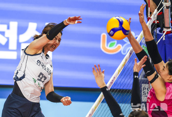 [인천=뉴시스] 정병혁 기자 = 13일 인천 부평구 인천삼산월드체육관에서 열린 2025-2026 프로배구 V리그 여자부 흥국생명과 한국도로공사의 경기, 한국도로공사 강소휘가 스파이크를 때리고 있다. 2026.03.13. jhope@newsis.com