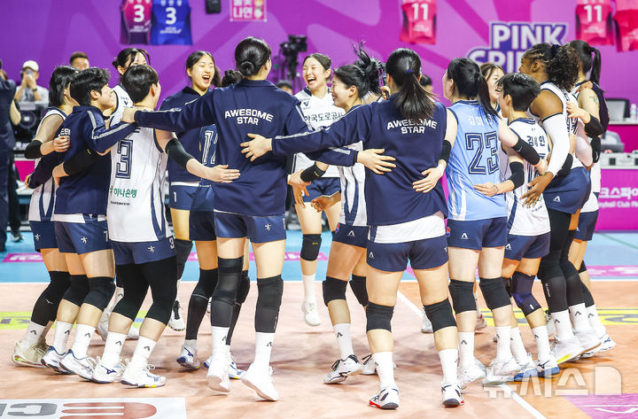 [인천=뉴시스] 정병혁 기자 = 13일 인천 부평구 인천삼산월드체육관에서 열린 2025-2026 프로배구 V리그 여자부 흥국생명과 한국도로공사의 경기에서 승리해 정규리그 1위를 확정한 한국도로공사 선수들이 기뻐하고 있다. 2026.03.13. jhope@newsis.com