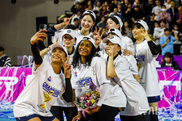 [인천=뉴시스] 정병혁 기자 = 13일 인천 부평구 인천삼산월드체육관에서 열린 2025-2026 프로배구 V리그 여자부 정규리그 시상식에서 우승을 차지한 한국도로공사 모마 등 선수들이 기념촬영을 하고 있다. 2026.03.13. jhope@newsis.com