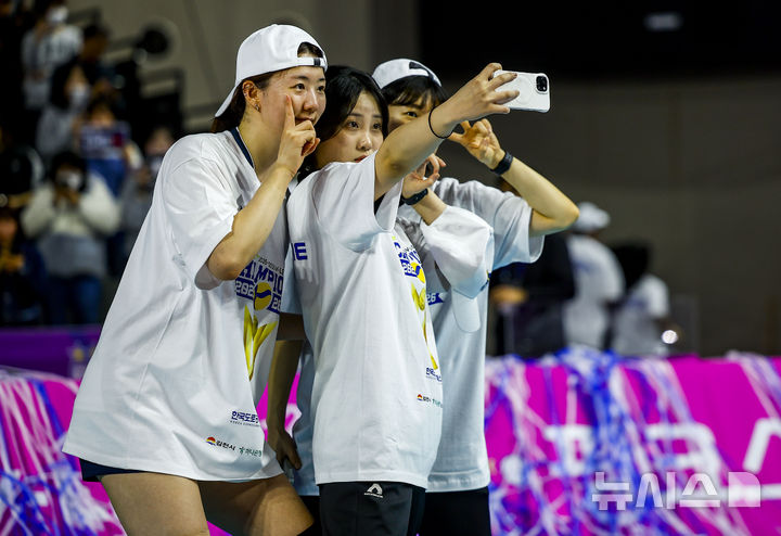 [인천=뉴시스] 정병혁 기자 = 13일 인천 부평구 인천삼산월드체육관에서 열린 2025-2026 프로배구 V리그 여자부 정규리그 시상식에서 우승을 차지한 한국도로공사 강소휘 등 선수들이 기념촬영을 하고 있다. 2026.03.13. jhope@newsis.com