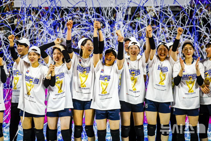 [인천=뉴시스] 정병혁 기자 = 13일 인천 부평구 인천삼산월드체육관에서 열린 2025-2026 프로배구 V리그 여자부 정규리그 시상식에서 우승을 차지한 한국도로공사 선수들이 기뻐하고 있다. 2026.03.13. jhope@newsis.com