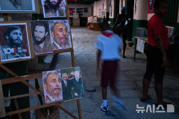 [아바나=AP/뉴시스] 쿠바 수도 아바나에서 13일 한 한교 내부에 혁명 지도자인 피델 카스트로와 체 게바라 등의 사진이 전시되어 있다. 