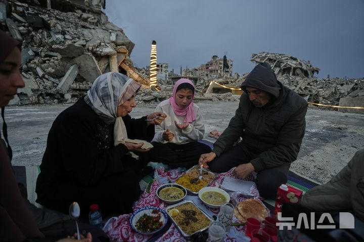 [AP/뉴시스] 13일 가자 시티에서 라마단 기간 중 금식 시간이 끝나 한 가족이 밥을 먹고 있다