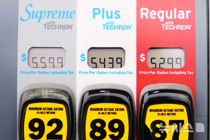 [AP/뉴시스] 13일 미 워싱턴주 벨뷰 주유소의 가격 표시. 당시 미 전국 휘발유 값은 1갤런당 3.50달러 대였으나 워싱턴주는 5.2달러가 넘었다. 