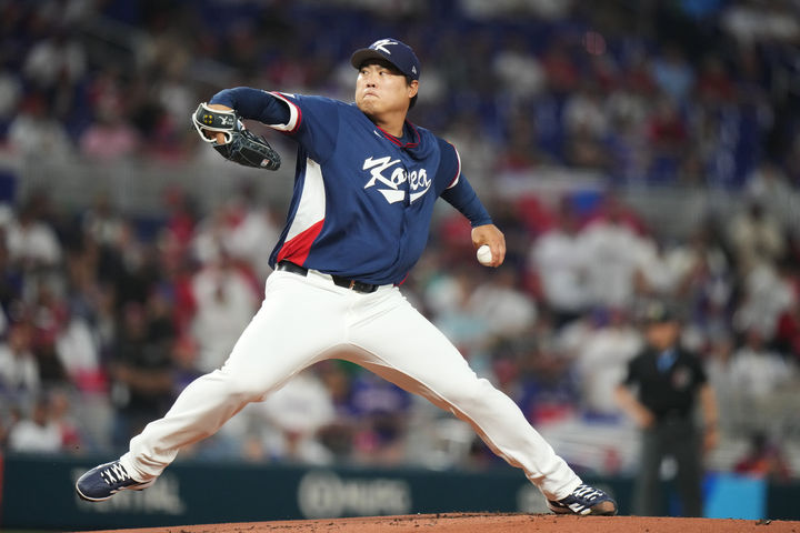 [마이애미=AP/뉴시스] 류현진이 13일(현지 시간) 미 플로리다주 마이애미 론디포파크에서 열린 2026 월드베이스볼클래식(WBC) 8강전 도미니카공화국과 경기 1회 말 투구하고 있다. 2026.03.14.