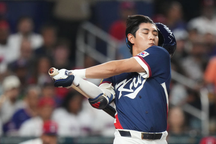 [마이애미=AP/뉴시스] 이정후가 13일(현지 시간) 미 플로리다주 마이애미 론디포파크에서 열린 2026 월드베이스볼클래식(WBC) 8강전 도미니카공화국과 경기 1회 초 크게 헛스윙하고 있다. 2026.03.14.