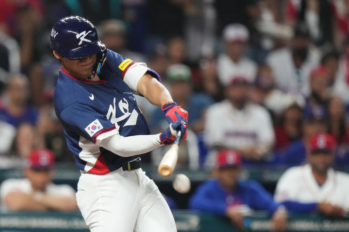 [마이애미=AP/뉴시스] 김도영이 13일(현지 시간) 미 플로리다주 마이애미 론디포파크에서 열린 2026 월드베이스볼클래식(WBC) 8강전 도미니카공화국과 경기 1회 초 선두타자로 나와 3루수 앞 땅볼을 치고 있다. 2026.03.14.