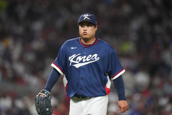 [마이애미=AP/뉴시스] 류현진이 13일(현지 시간) 미 플로리다주 마이애미 론디포파크에서 열린 2026 월드베이스볼클래식(WBC) 8강전 도미니카공화국과 경기 2회 말 3실점 후 노경은과 교체되며 마운드를 내려오고 있다. 2026.03.14.