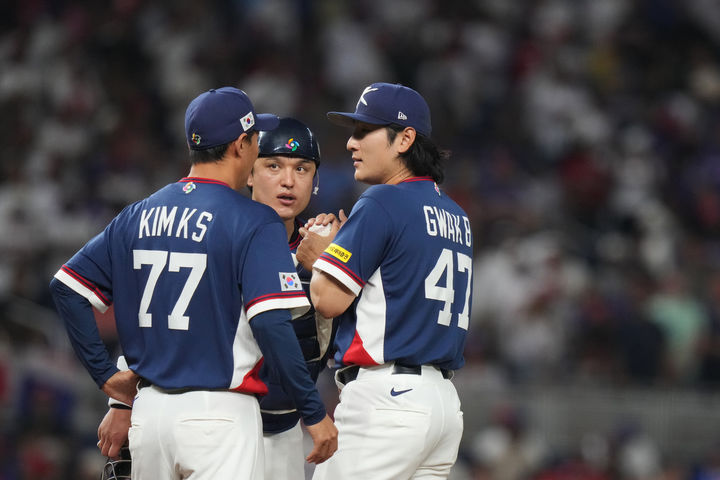 [마이애미=AP/뉴시스] 대한민국 4번째 투수 곽빈(오른쪽)이 13일(현지 시간) 미 플로리다주 마이애미 론디포파크에서 열린 2026 월드베이스볼클래식(WBC) 8강전 도미니카공화국과 경기 3회 말 마운드를 방문한 김광삼 투구 코치와 얘기하고 있다. 곽빈은 밀어내기로 2점을 내준 뒤 데인 더닝과 교체됐다. 2026.03.14.