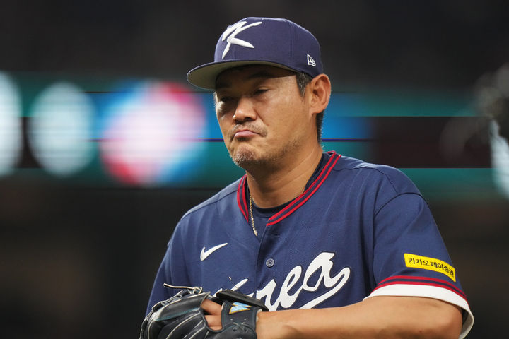 [마이애미=AP/뉴시스] 대한민국 2번째 투수 노경은이 13일(현지 시간) 미 플로리다주 마이애미 론디포파크에서 열린 2026 월드베이스볼클래식(WBC) 8강전 도미니카공화국과 경기 3회 말 박영현과 교체돼 마운드를 내려오고 있다. 2026.03.14.