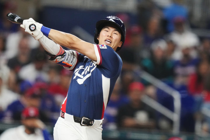 [마이애미=AP/뉴시스] 김혜성이 13일(현지 시간) 미 플로리다주 마이애미 론디포파크에서 열린 2026 월드베이스볼클래식(WBC) 8강전 도미니카공화국과 경기 5회 초 헛스윙 삼진당하고 있다. 2026.03.14.