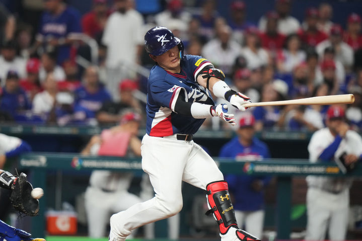 [마이애미=AP/뉴시스] 박동원이 13일(현지 시간) 미 플로리다주 마이애미 론디포파크에서 열린 2026 월드베이스볼클래식(WBC) 8강전 도미니카공화국과 경기 5회 초 헛스윙 삼진당하고 있다. 2026.03.14.